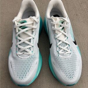 Nike Men’s 9/Women’s 10.5 White and Teal Vomero 18 Shoes